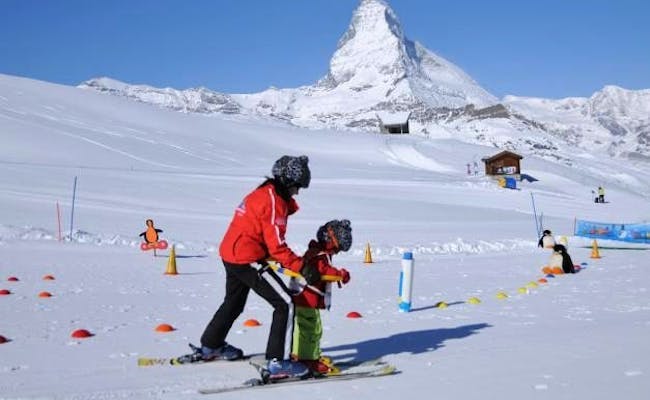 Escuela de esquí para niños con Snowli en Zermatt, deportes de nieve, diversión en la nieve, deportes de invierno.