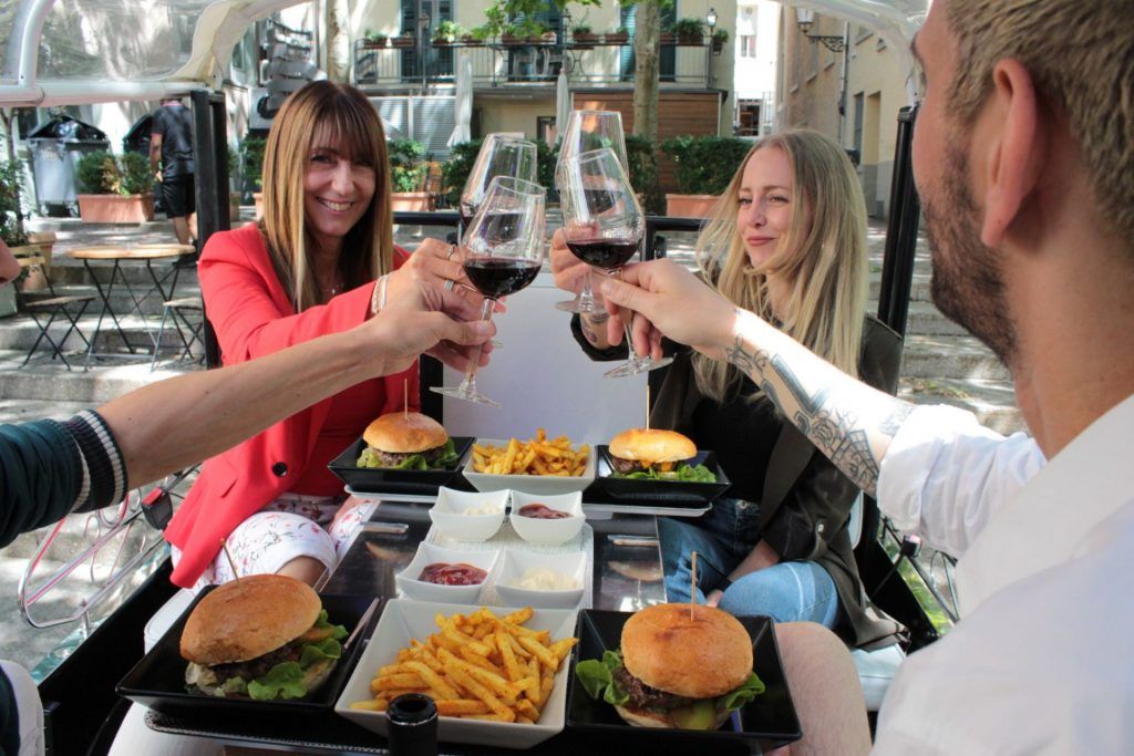 E tuk tuk-tur med burgare, två kvinnor skålar med vin, mysig stämning