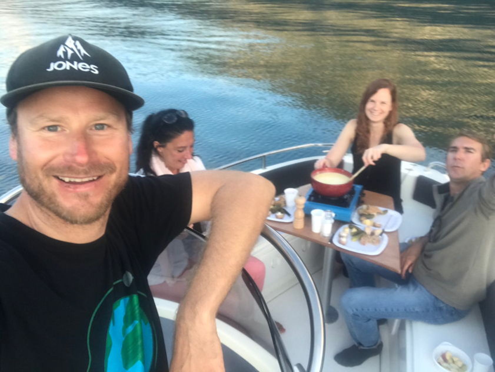 친구들과 함께하는 보트 타기와 치즈와 와인