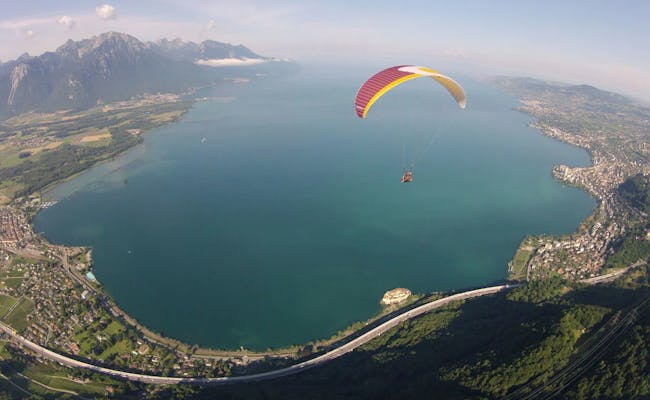 Gleitschirmfliegen am Genfersee: Erlebe die Sicht auf Berge, Natur und den klaren See im Sommer.