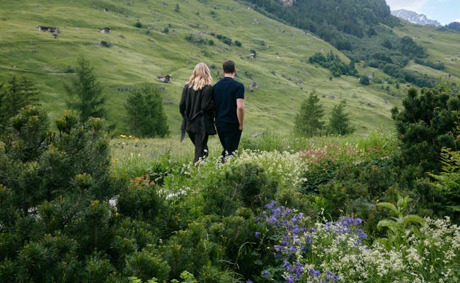 テルメ・ヴァルス:夏のヴァルス山でハイキングを楽しむロマンティックな風景。