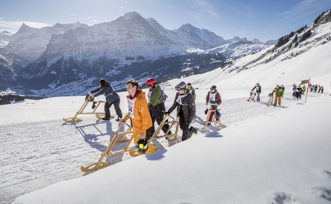 Mistrzostwa Velogemel w Grindelwaldzie z uczestnikami na zaśnieżonym stoku.