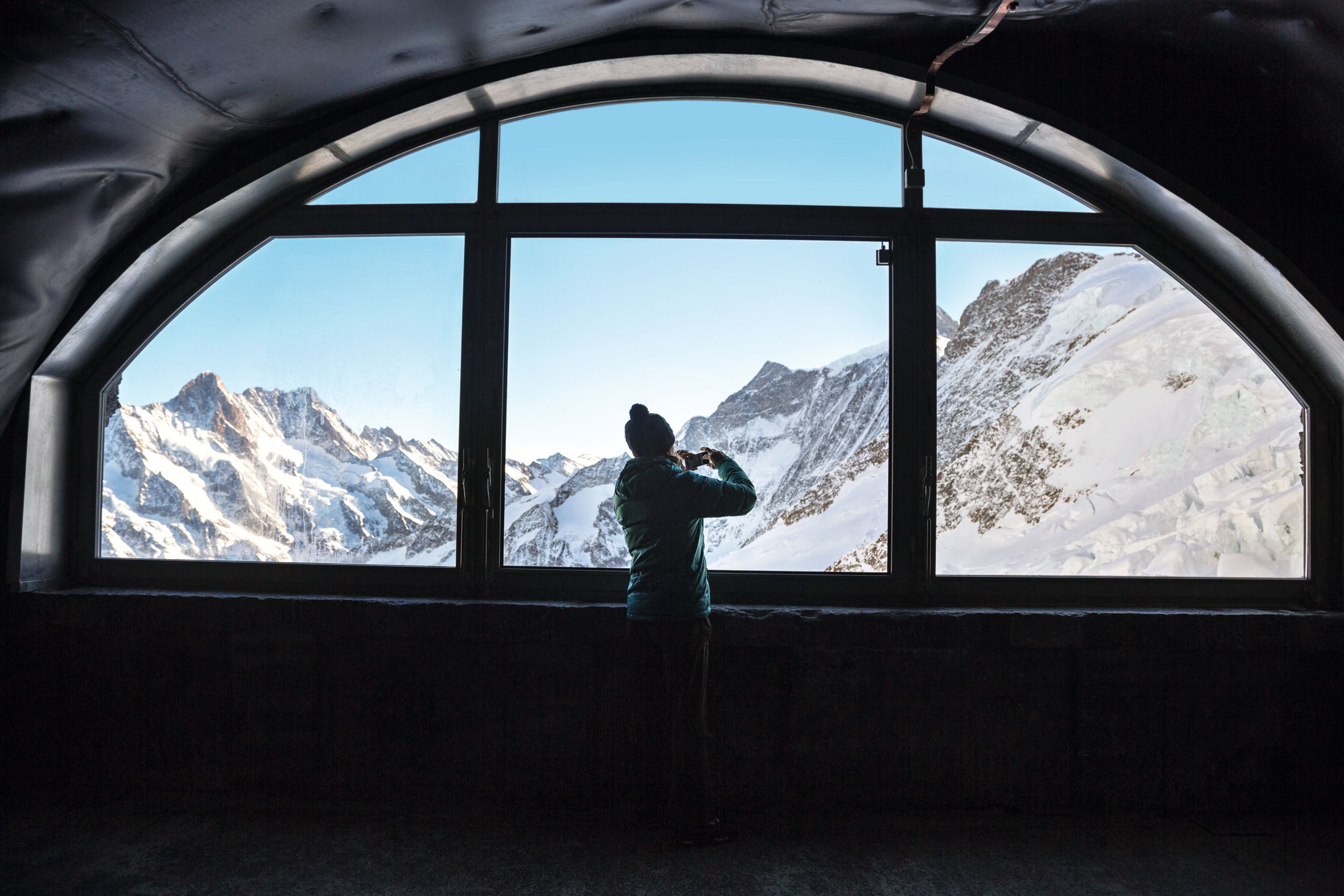 Jungfraujochbahn: View of the snowy mountains from the Eismeer station in winter, impressive alpine landscape.