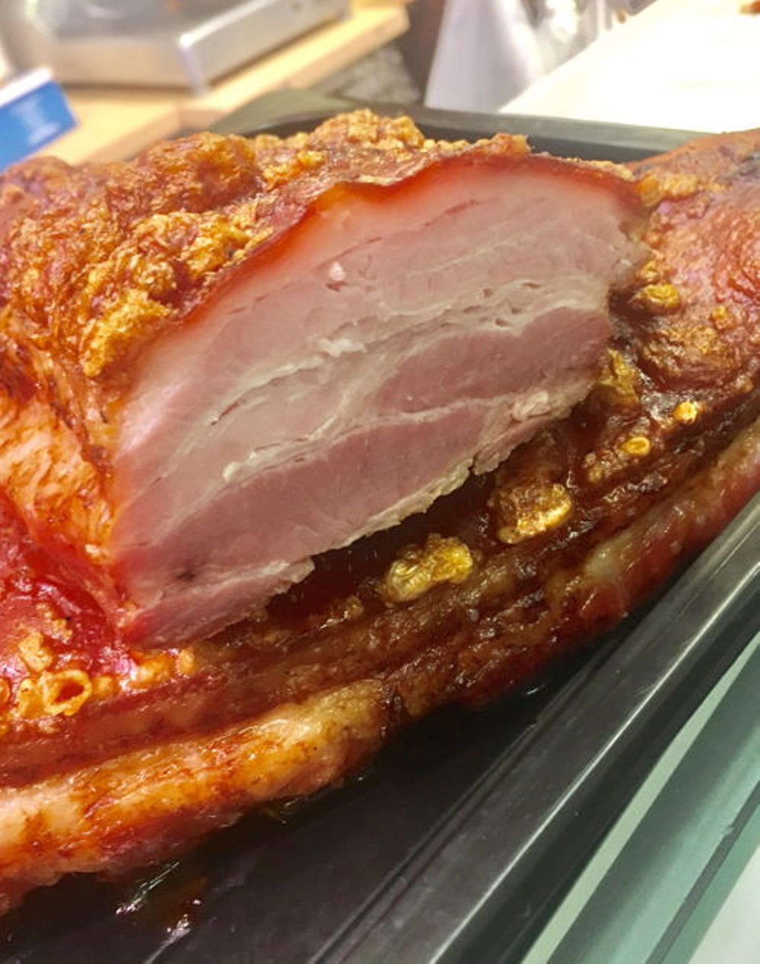 जेनèves से बेकन का आकार जिसमें कुरकुरी परत हो।