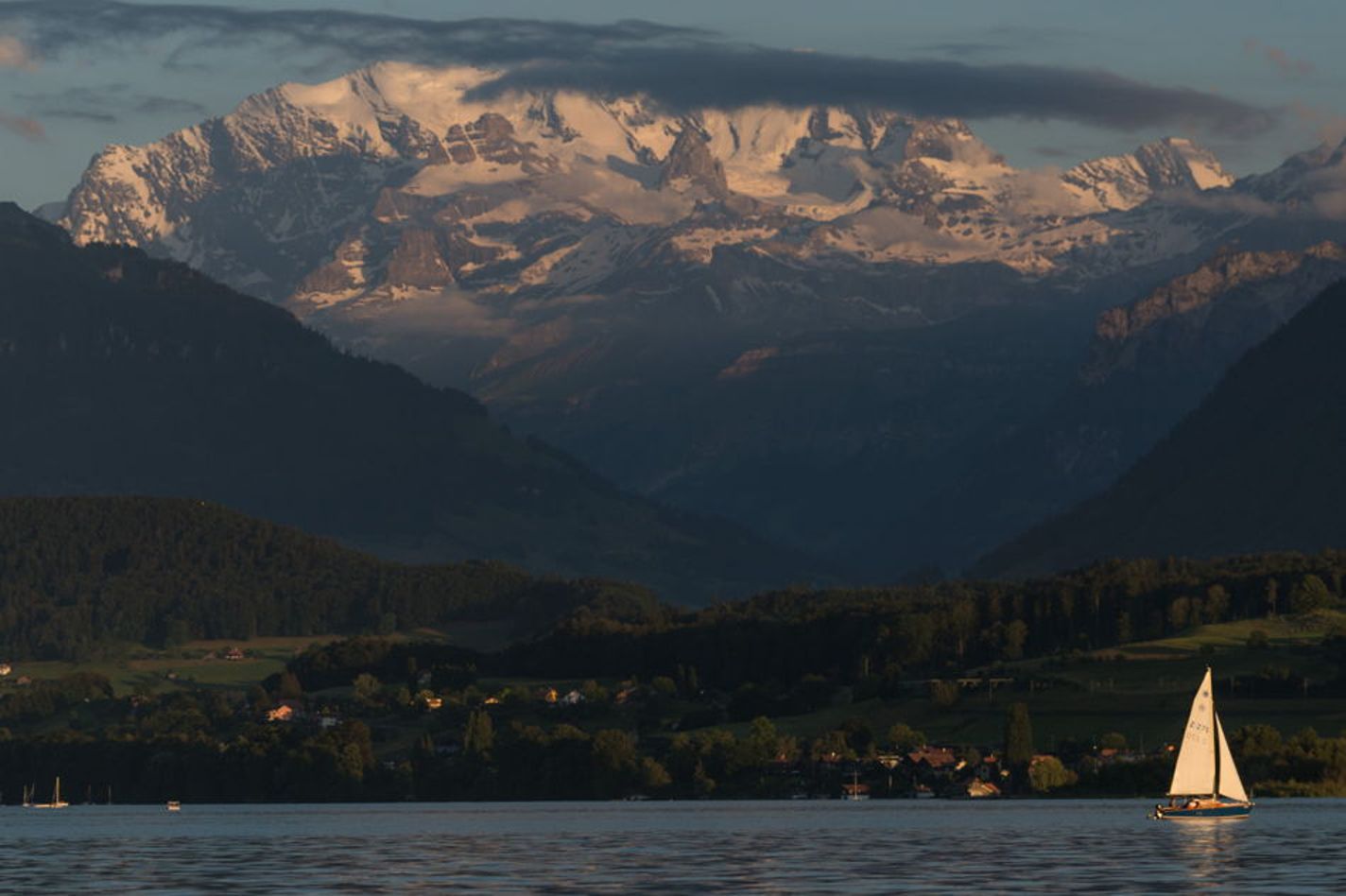알프스 지역의 보트 위에서 치즈와 와인.