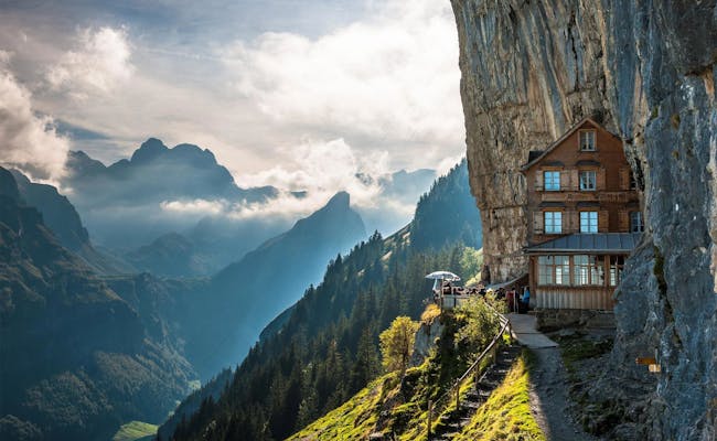 Ristorante Äscher nell'Alpstein, circondato da montagne e alberi