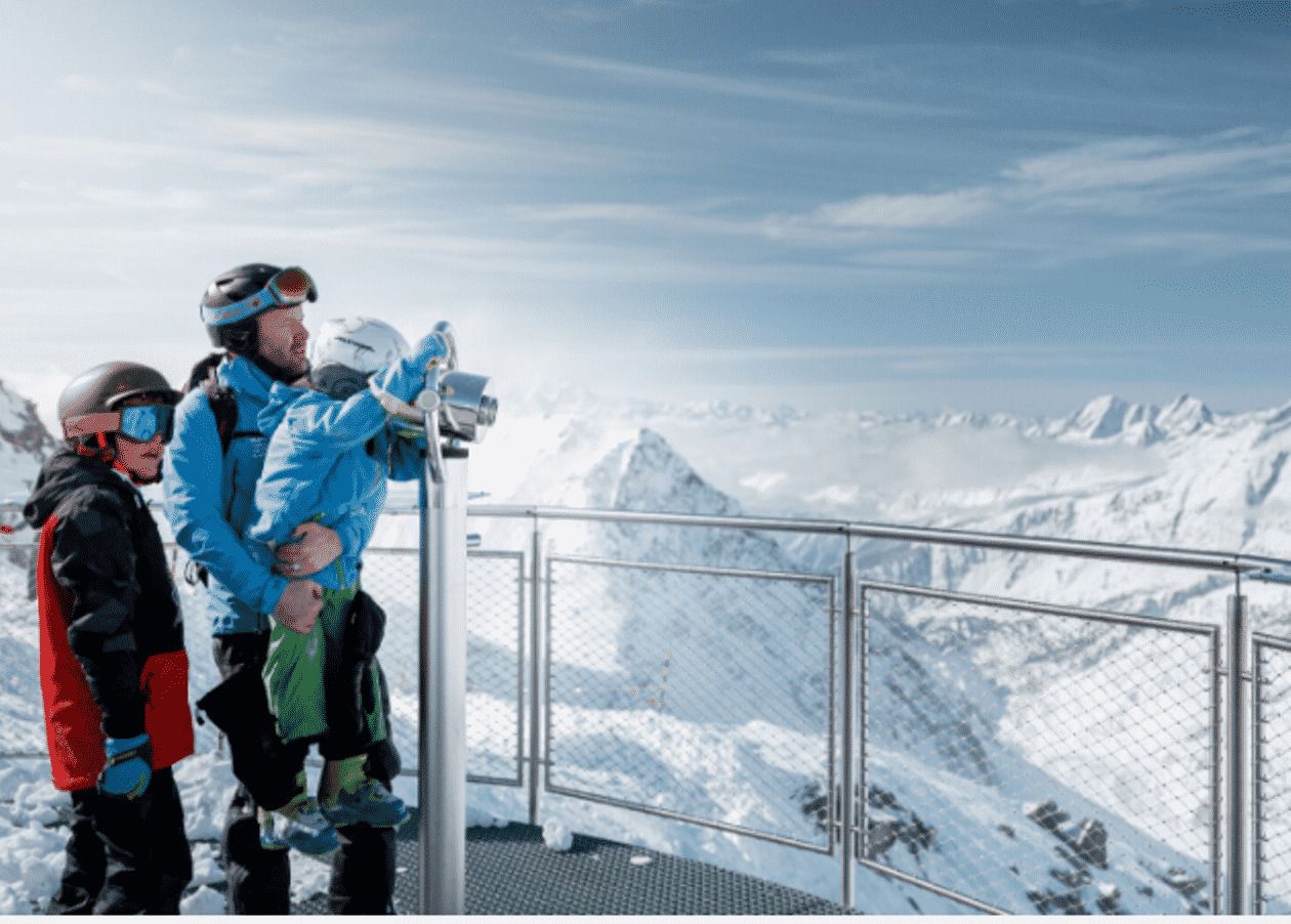 Eggishorn dengan pemandangan Aletschgletscher di musim dingin