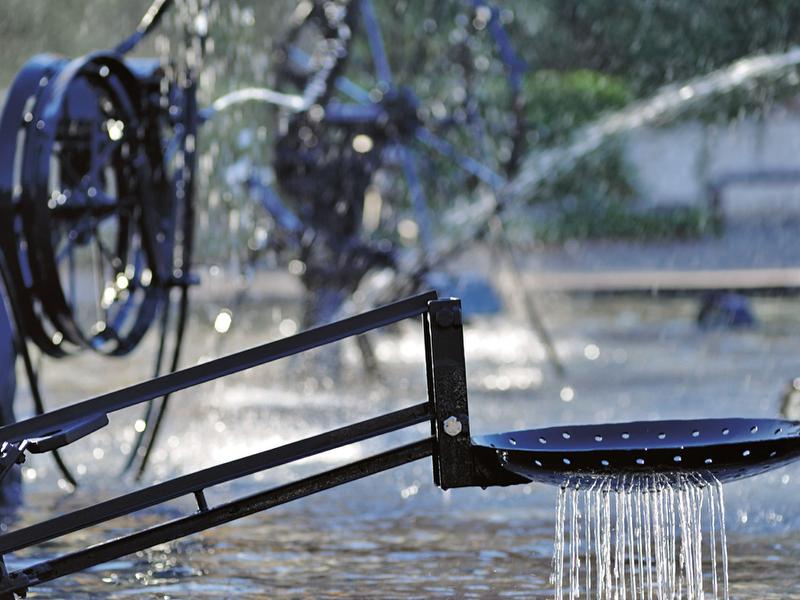 Tinguelyův kašna s zurčící vodou a mechanickými prvky v Basileji.