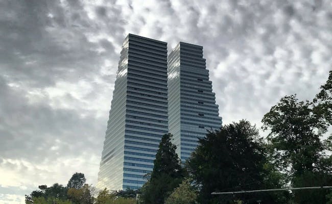 Budynek Roche w Bazylei z pochmurnym niebem