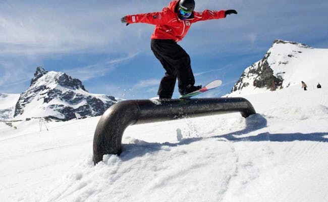Railslide with snowboard (Photo: Zermatters)