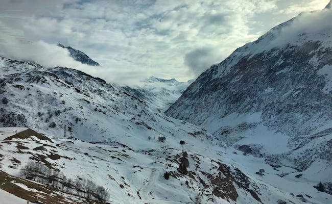 Udsigt over sneklædte bjerglandskaber i Gotthard-regionen