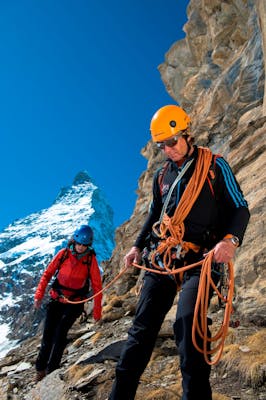 Klettern am Fusse des Riffelhorns (Foto: © Alpine Center, Zermatt Tourismus)