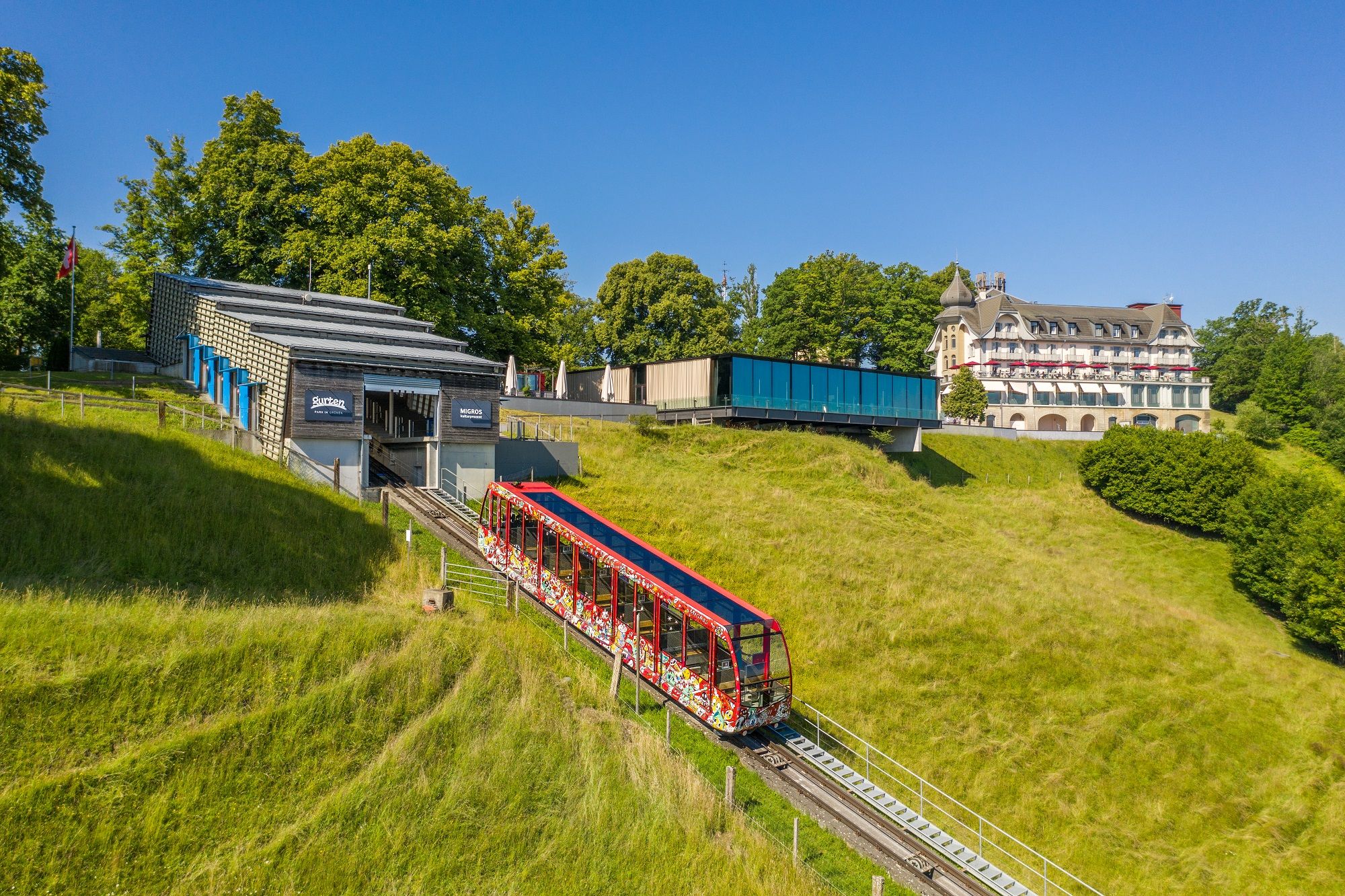 Gurtenbahn: Meluncur dengan kereta ke alam semula jadi di Gurtenpark di Bern pada musim panas.