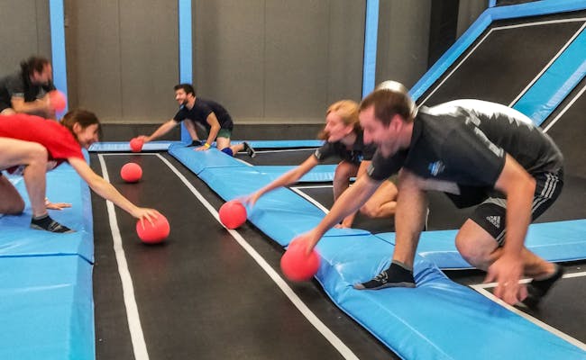 Drużynowa piłka w Xstream Park: zabawa i współpraca zespołowa na trampolinach w parku przygód.