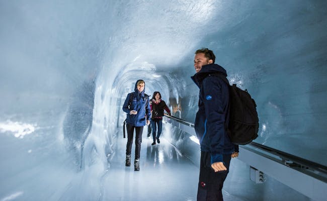 Is-hytte på Jungfraujoch med besøgende i isen