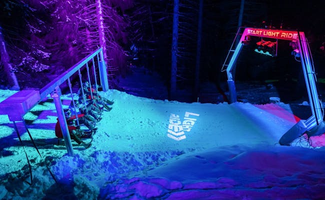 Lenzerheide Licht Rit Start met verlichte klim, sneeuw en ski's