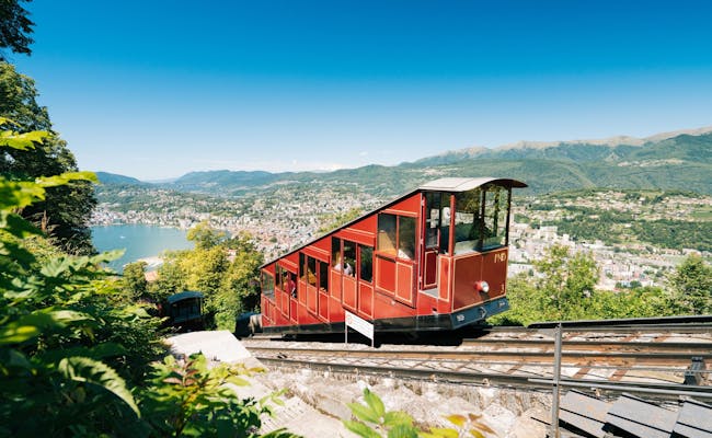 Monte Bre, röd linbana som går upp över Lugano med utsikt över sjön och de omgivande bergen.