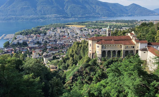 Madonna del Sasso: pemandangan menakjubkan Lago Maggiore dan gunung di sekelilingnya pada cuaca cerah.