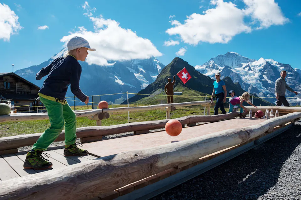 Männlichen Kinderspielplatz