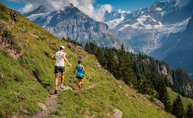 알프스를 바라보며 메이링엔에서 하이킹하기. 어린이와 어른이 자연을 탐험합니다.