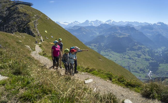 Senderismo en Niesen con excursionistas en el sendero en verano
