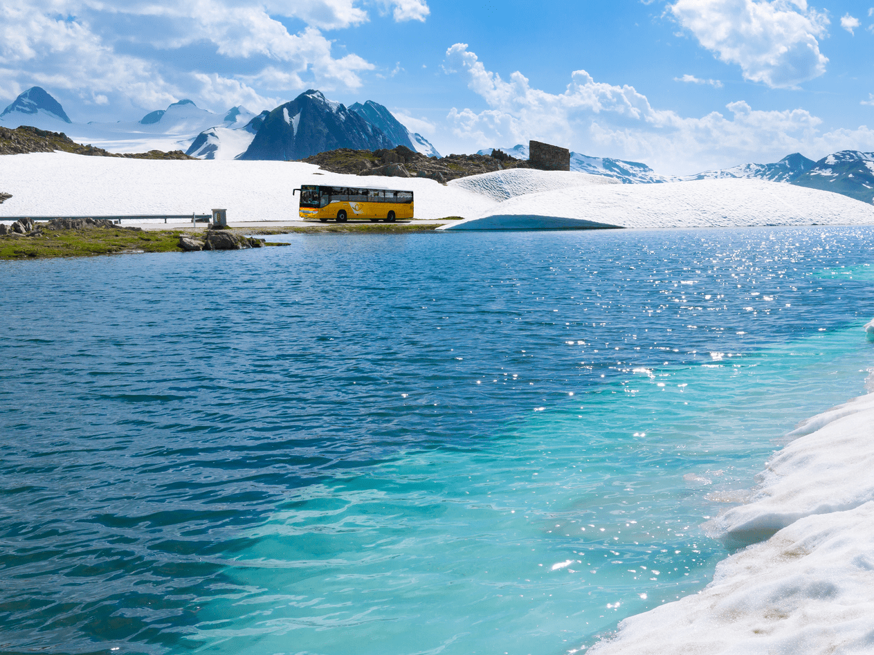 حافلة بوست أوتو في ممر نوفين، مكان ساحر الجمال في الجبال مع مياه صافية وقمم مغطاة بالثلوج.