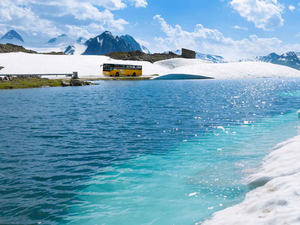 Postauto am Nufenenpass