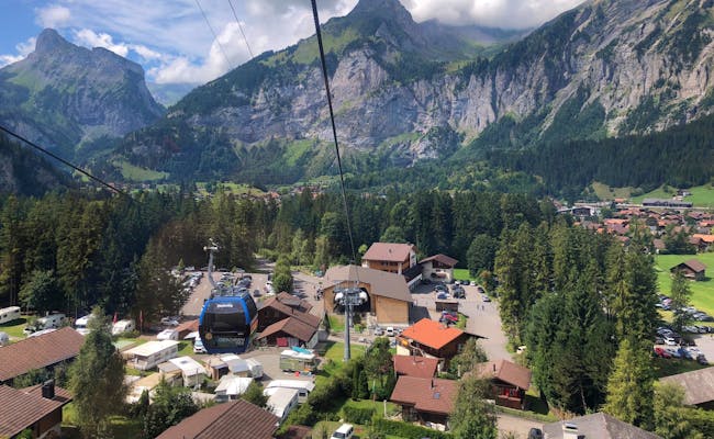 Oeschinensee Bahn: impresionante paisaje montañés con vista a la naturaleza y el pueblo en un día claro.