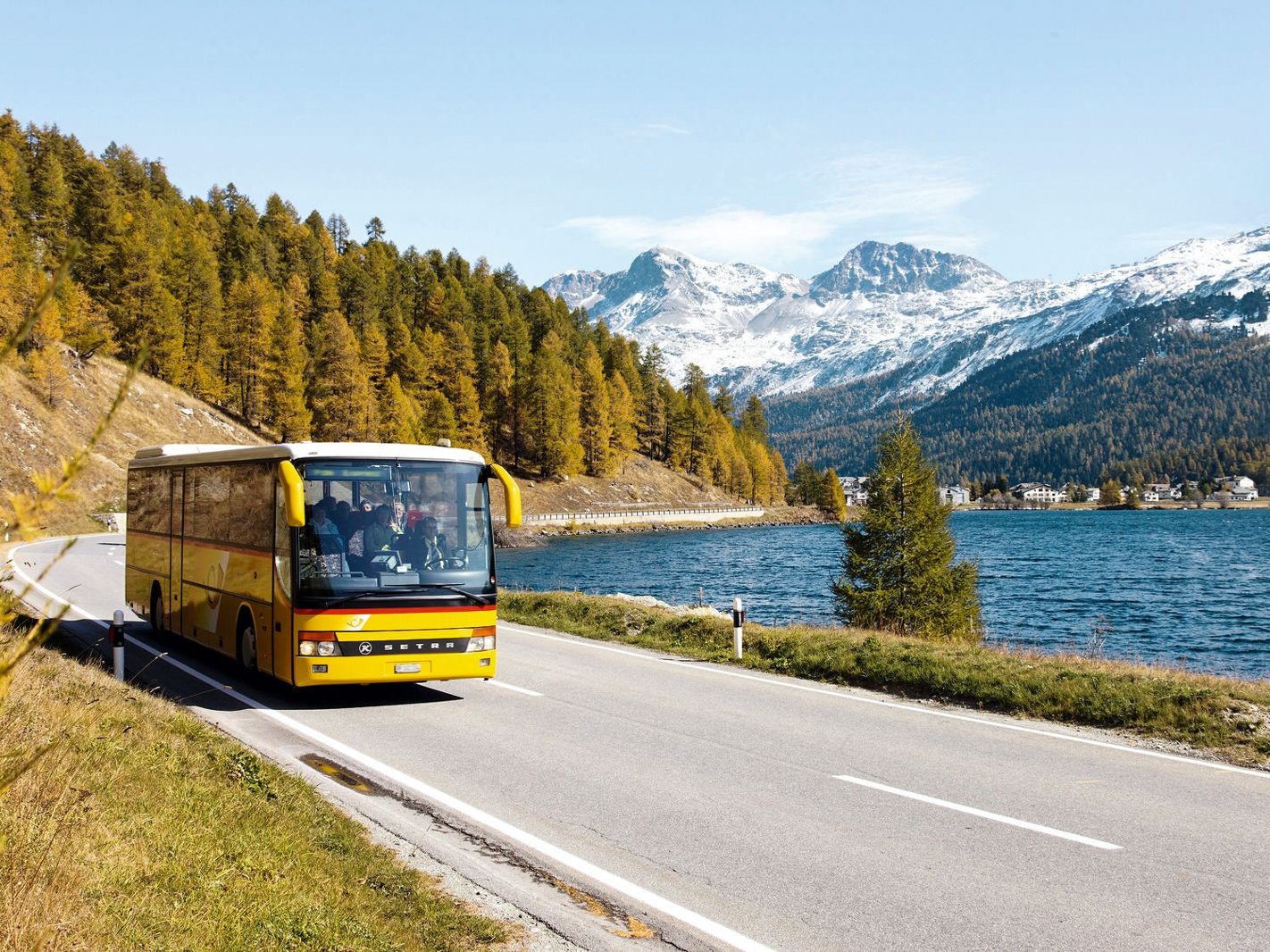 Con i mezzi pubblici attraverso la Svizzera: viaggio con il PostAuto e vista su monti e laghi.