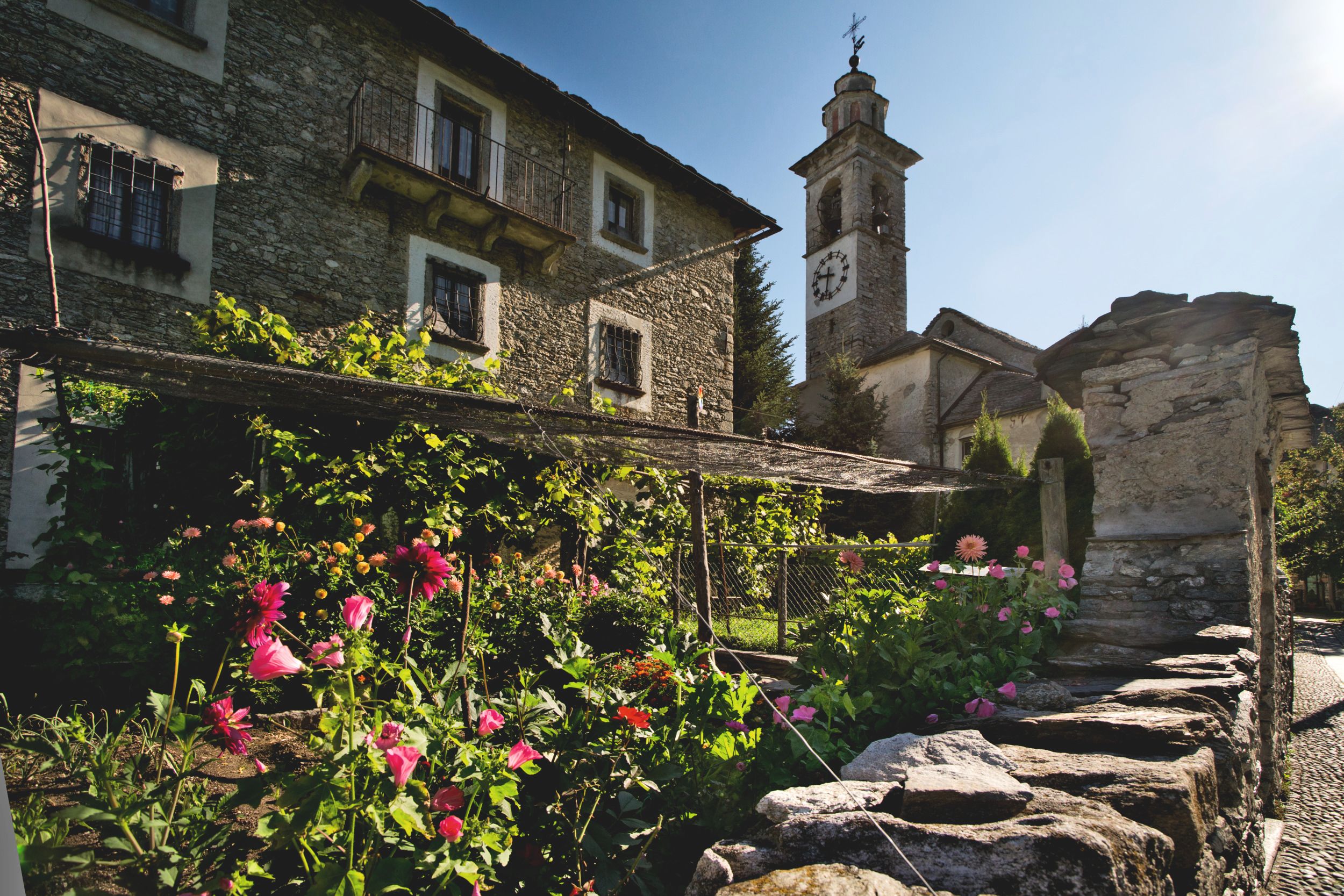 Centovalli Bahn กับสวนดอกไม้ที่สวยงามในสวิตเซอร์แลนด์ เหมาะสำหรับกิจกรรมกลางแจ้งและกลุ่ม.