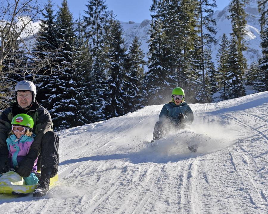 Skrinterskidor Sörenberg: Skönt med pulkåkning i winterlandsk snow tillsammans med vänner och familj.
