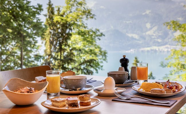 Κυριακάτικος brunch: Απολαύστε νόστιμο πρωινό με θέα τις σπηλιές Beatus και τη λίμνη Thun.