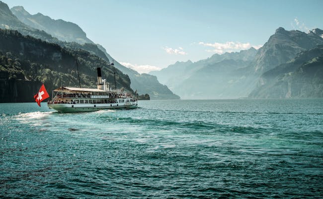 Bateau sur un lac (photo : Suisse Tourisme Beate Mueller)
