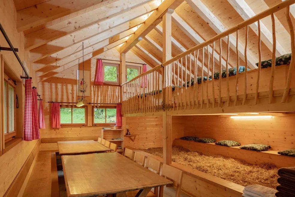 Sov i halmen i ett mysigt semesterhus med träinteriör.