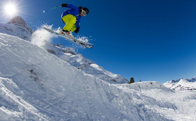 Narty na Trübsee: Doświadcz idealnego zimowego wyjazdu z śniegiem, adrenaliną i imponującymi panoramami górskimi.