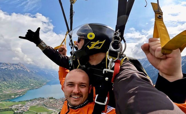 Dennis durante il paracadute (Foto: Skydive Interlaken)