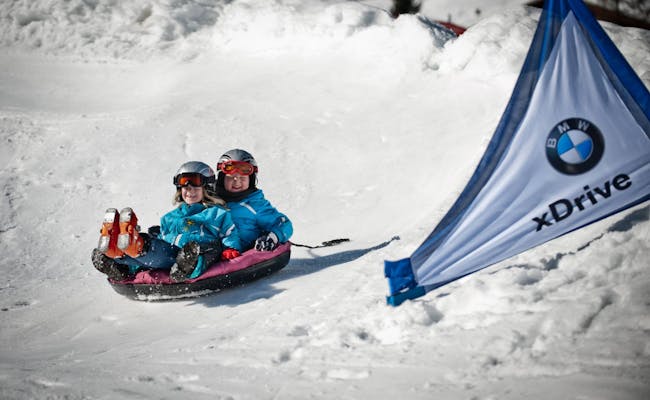 Family Fun: Kinder haben Spaß im Schnee in Grindelwald, Bodmi Arena. Rodeln und Abenteuer im Winter.