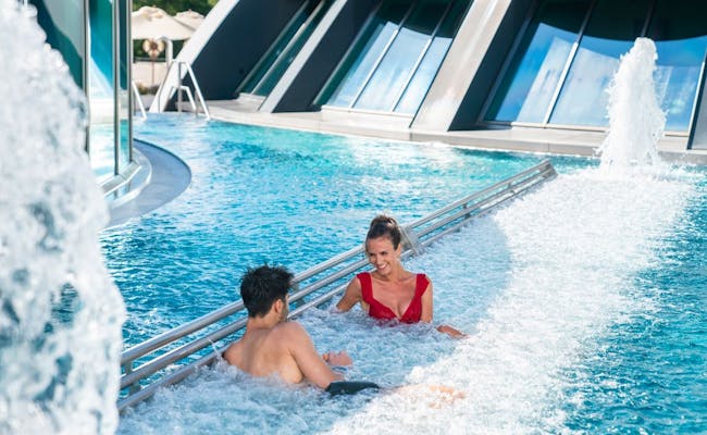 Perličková koupel Splash and Spa s dvěma osobami ve vodě.