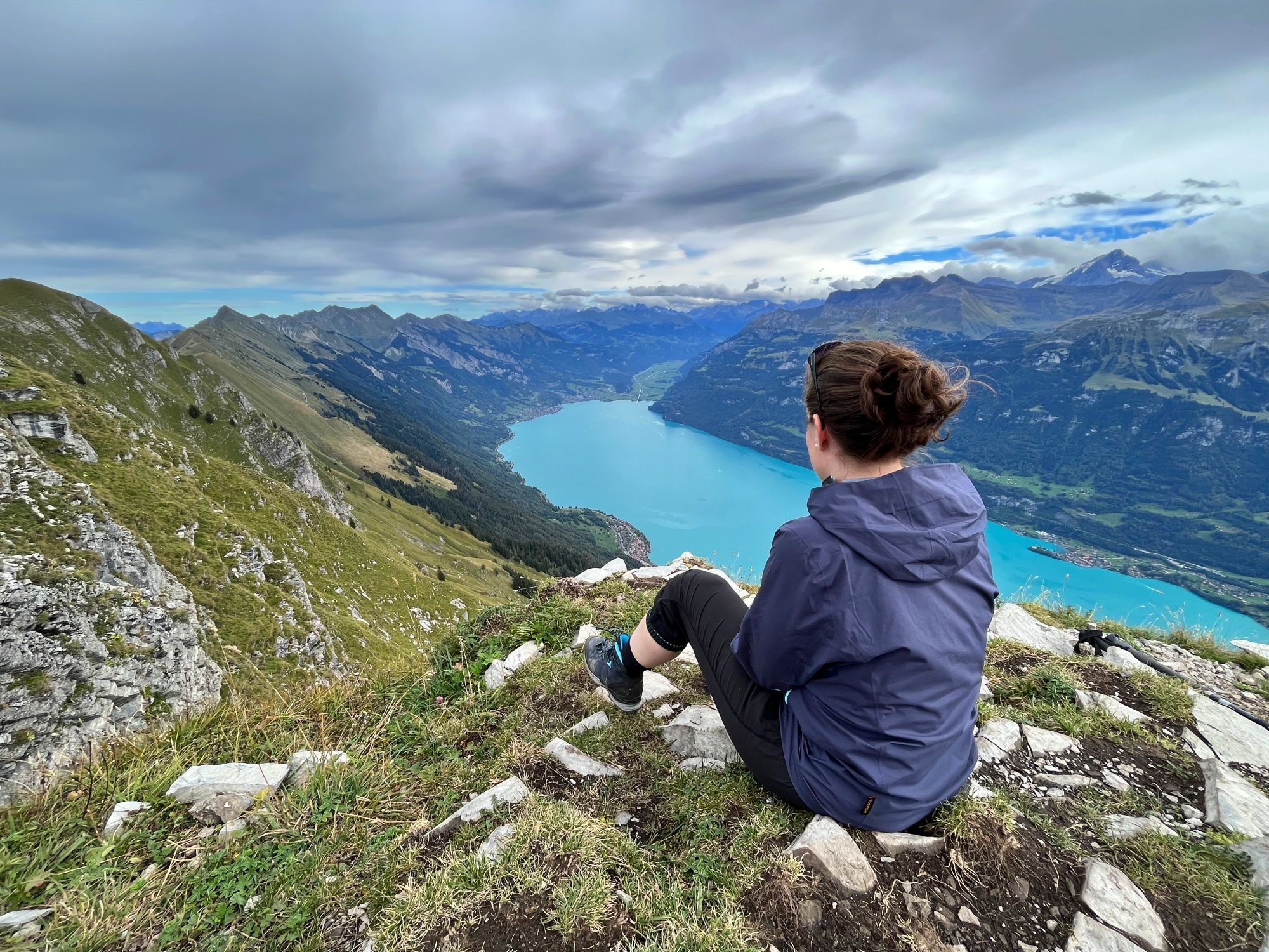 Βιρινεζέε: Η Σερέινα απολαμβάνει τη θέα στα βουνά και στη λαμπερή λίμνη.