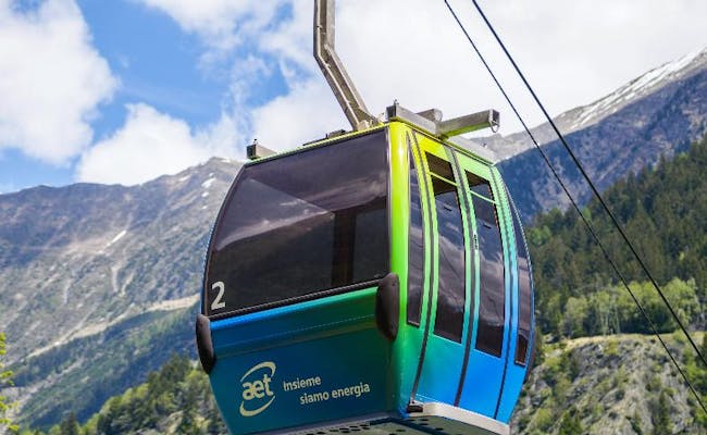 Seilschwebebahn Tremorgio schwebt über die Berge im Tessin