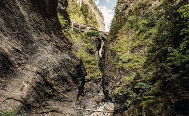 Canyoning Viamala con impressionanti rocce e ponte.
