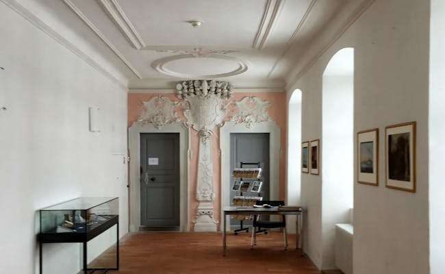 Espaço com estuque barroco no Mosteiro de Einsiedeln, um interior artisticamente elaborado.