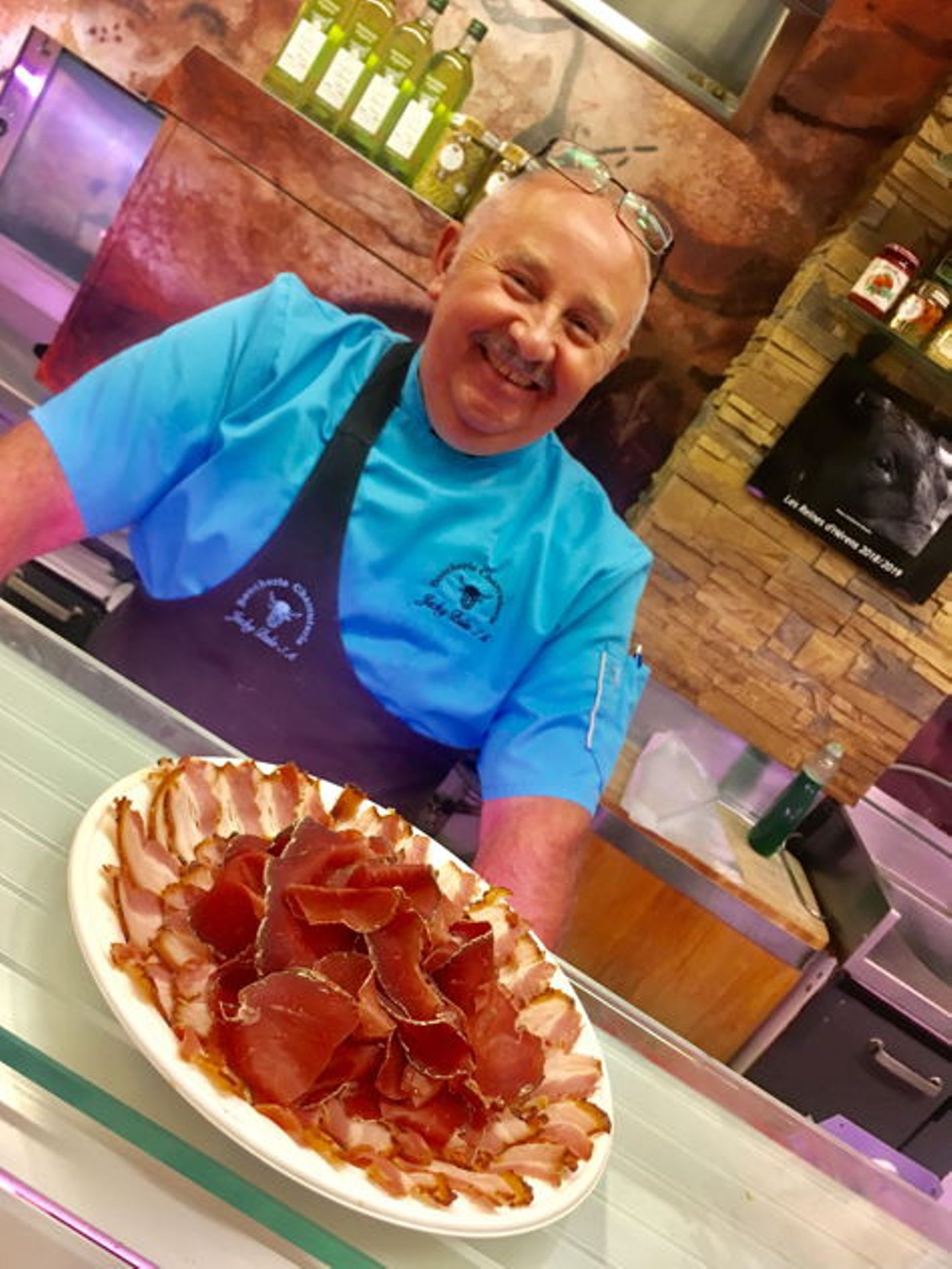 Prosciutto selezionato su un piatto, preparato fresco, ambiente rustico.