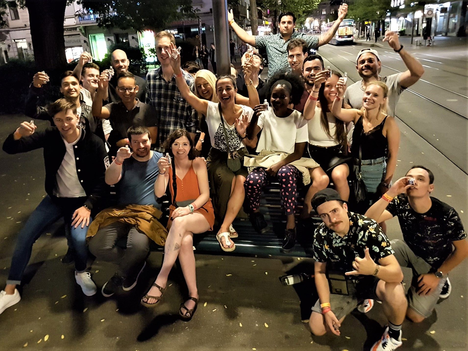 جولة حانات: مجموعة مع دليل في زيورخ ليلاً، تتنقل في شارع باهنهوف. استمتع بحياة الليل.