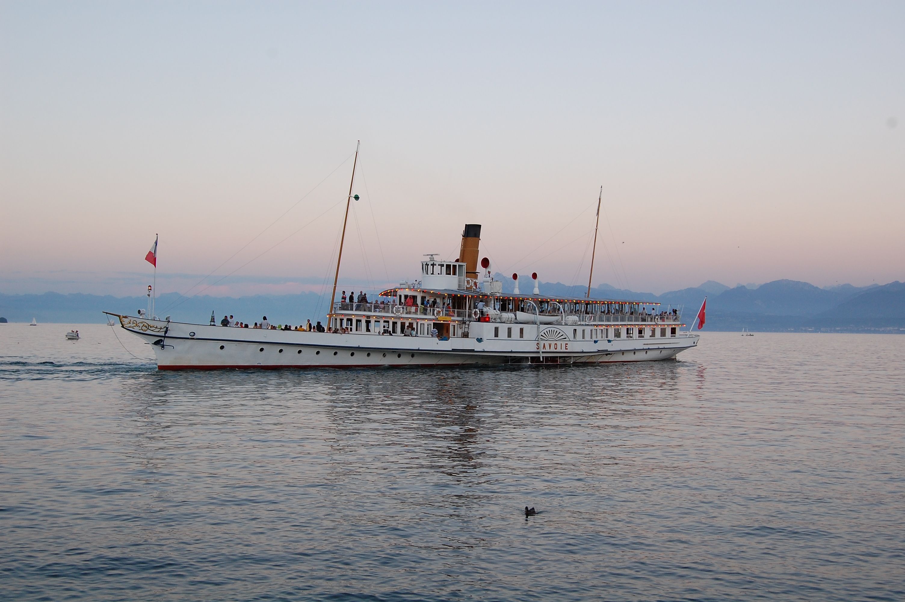 Raddampfer auf dem Bodensee mit schönen Bergen im Hintergrund. Historische Einschifffahrt.