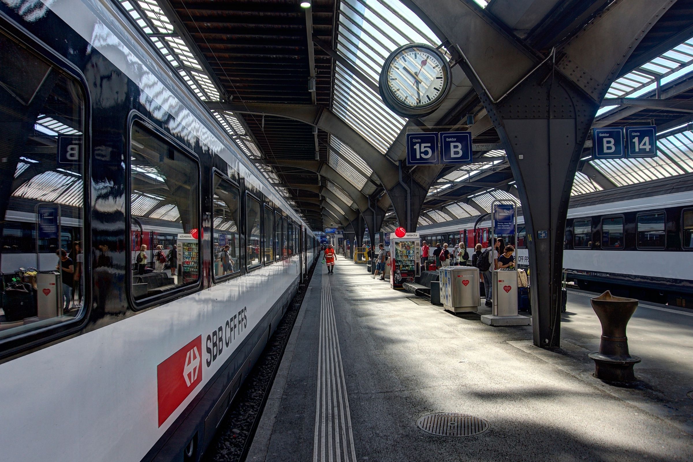 Zürich togstasjon med moderne spor og sporvtog i 2023.