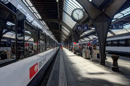 Bahnhof Zürich mit Zügen und modernen Gleisen im Jahr 2023.