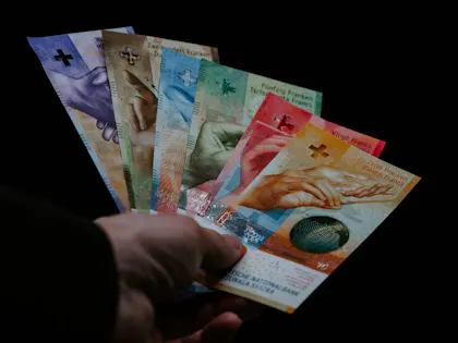 Geld sparen: Verschiedene Banknoten in Händen zeigen Finanzmanagement und Geldwerte.
