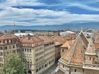 Genf: Spannende Stadtansicht mit historischen Gebäuden und den Alpen im Hintergrund. Erlebe die Vielfalt.