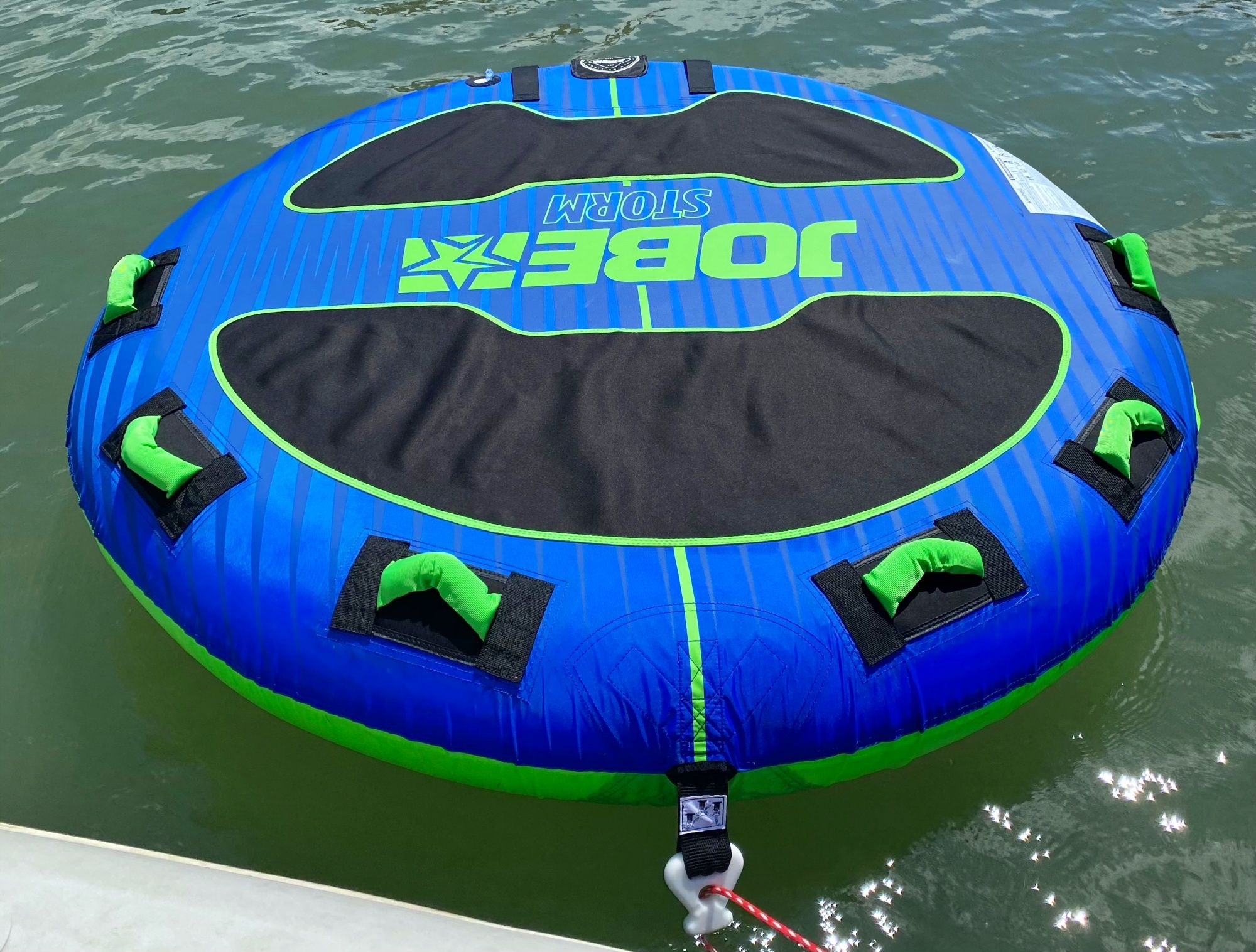 Funtube: Vive un emocionante día de deportes acuáticos en un colorido tubo bajo el sol.